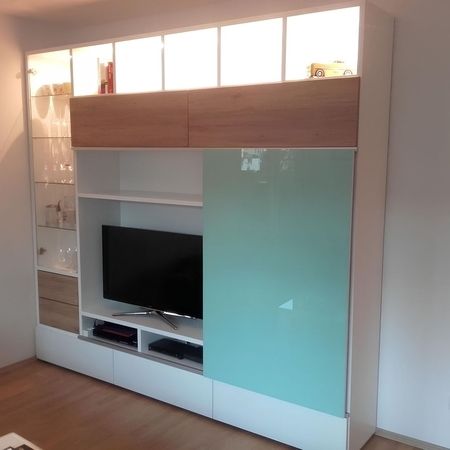 Maßangefertigte Wohnwand aus Holz