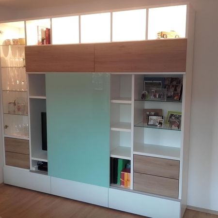 Maßangefertigte Wohnwand aus Holz