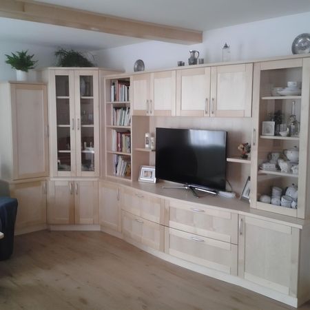 Maßangefertigte Wohnwand aus Holz