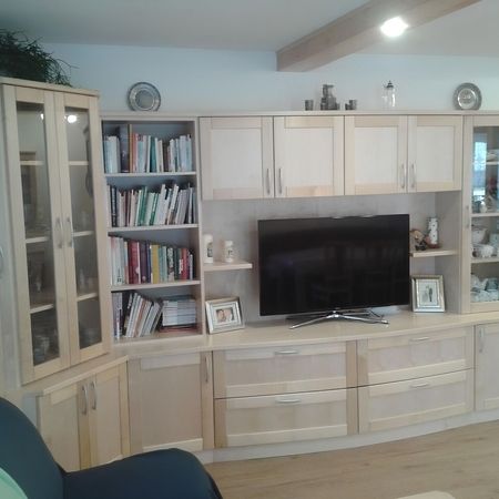 Maßangefertigte Wohnwand aus Holz