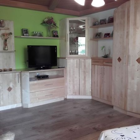 Maßangefertigte Wohnwand aus Holz