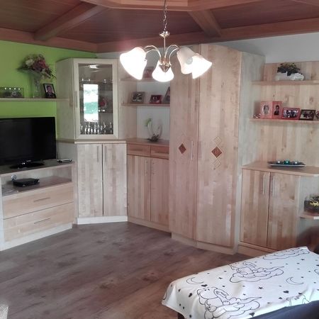 Maßangefertigte Wohnwand aus Holz