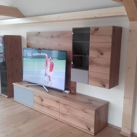 Maßangefertigte Wohnwand aus Holz