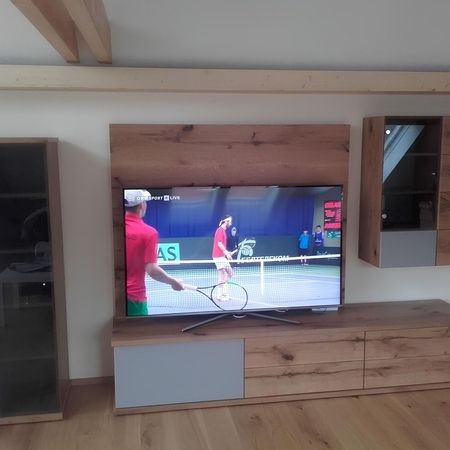 Maßangefertigte Wohnwand aus Holz