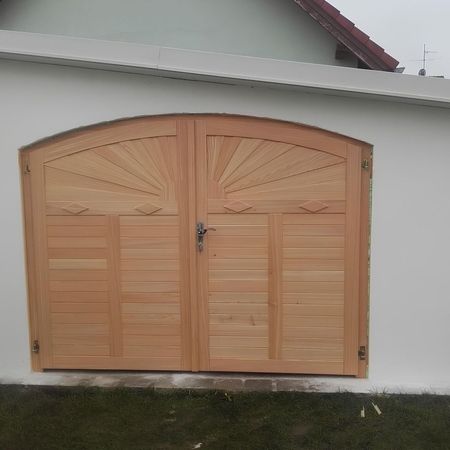 Maßangefertigtes Tor aus Holz