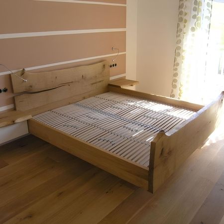 Maßangefertigtes Bett aus Holz