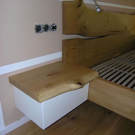 Maßangefertigter Nachttisch aus Holz