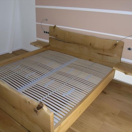Maßangefertigtes Bett aus Holz