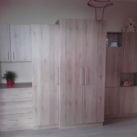 Maßangefertigte Schrankwand aus Holz