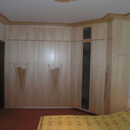 Maßangefertigter Schrank aus Holz