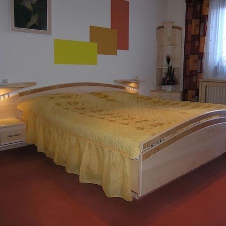 Maßangefertigtes Bett aus Holz