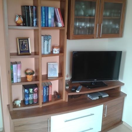 Maßangefertigte Wohnwand aus Holz