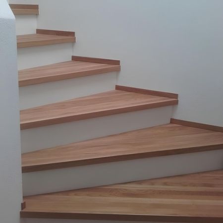 Maßangefertigte Treppenstufen aus Holz