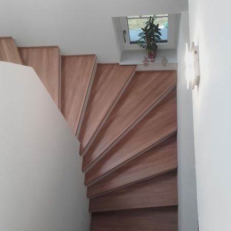 Maßangefertigte Treppenstufen aus Holz
