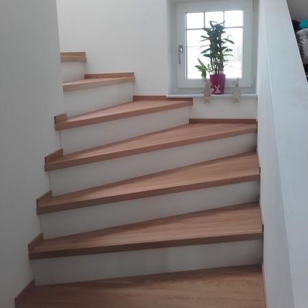 Maßangefertigte Treppenstufen aus Holz