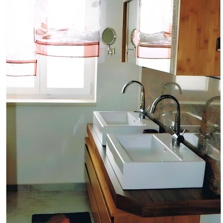 Badezimmermöbel mit zwei Waschbecken