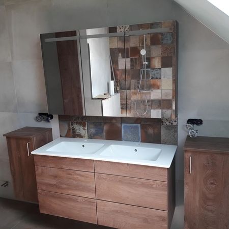 Badezimmermöbel aus Holz mit zwei Waschbecken