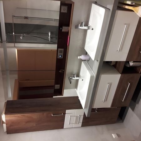 Badezimmermöbel aus dunklem Holz mit zwei Waschbecken