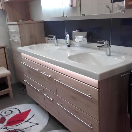 Beleuchtete Badezimmermöbel mit zwei Waschbecken