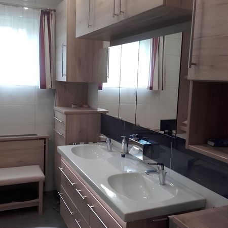 Badezimmermöbel mit zwei Waschbecken