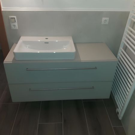 Badezimmermöbel aus hellem Holz mit einem Waschbecken