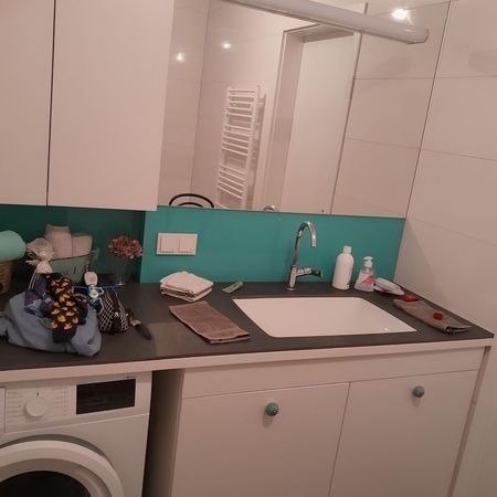 Ein Badezimmer mit weißen Möbeln