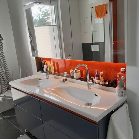 Badezimmerkommode mit zwei Waschbecken und Beleuchtung