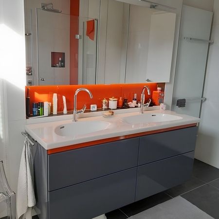 Badezimmerkommode mit zwei Waschbecken und Beleuchtung