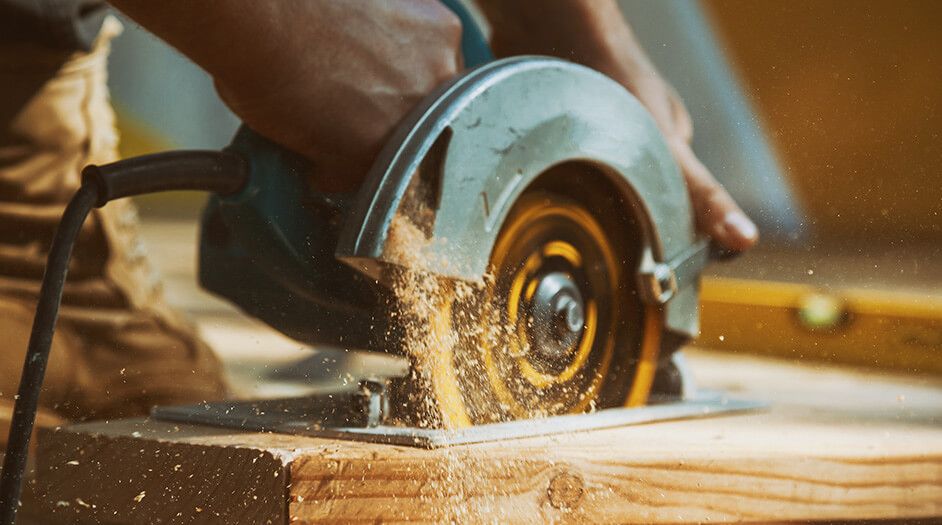 Eine Säge schneidet ein Stück Holz