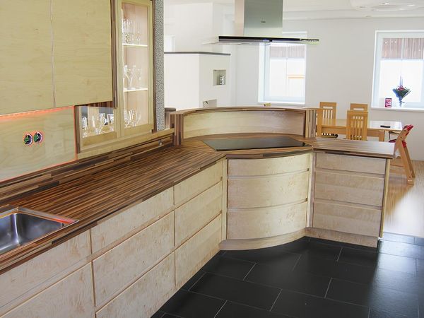 Eine Küche aus verschiedenen Holzarten