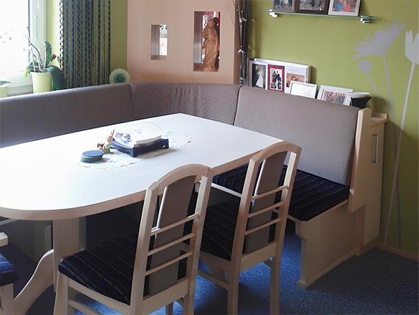 Eine gepolsterte Sitzecke